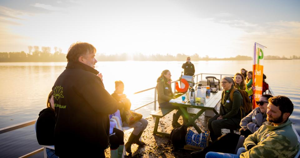 Vrijwilligers op boot in de Biesbosch