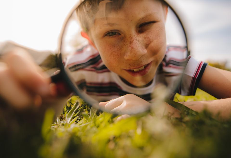Jongen met vergrootglas